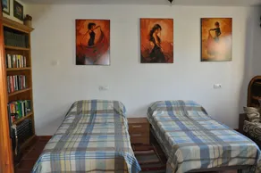 Et hus med 2 soveværelser med en stor privat have og swimmingpool - Image 5