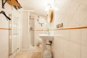 GuestHost - Charming country house that can host up to 11 people, a 6km drive from Gubbio, with large garden, terrace and parking space.The villa (recognised by the Superintendence of Cultural Heritage and Activities) comes with large and bright rooms, f - Image 4