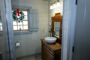 Bed&Breakfast in a 1795 Log Cabin on working farm, Margaret Baylor-Swoope suite - Image 5