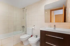 Sonnige & große Terrasse in gemütlicher Wohnung große Internetverbindung kostenlos - Image 2