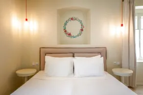 Stylish, private apartment at village centre, WiFi, pool, walk to amenities - Image 5