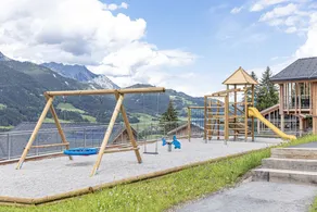 Premium Chalet with 4 bedrooms, sauna & pool - Image 2