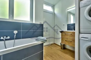 Family house close to the centre with enclosed garden for 10 people - Image 4