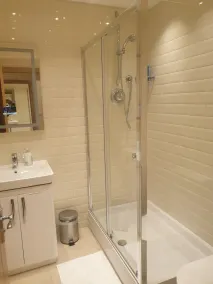 London Luxury 1 bed flat 4 mins to Ilford Stn - kitchen - Image 5