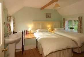 Cosy Shepherd's Hut with Hot Tub - Image 5