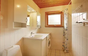 Beautiful home in Gudhjem with kitchen - Image 3