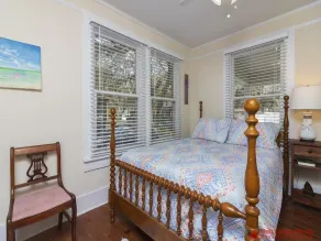 Quaint Downtown Cottage ~ Free Private Parking! - Image 4