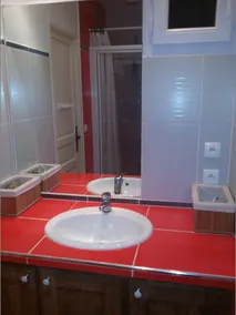 Villa tranquilla con piscina, giardino maturo, vicino al centro del paese - Image 2