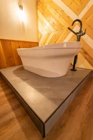 Baker Creek | Jacuzzi Suite - Image 5