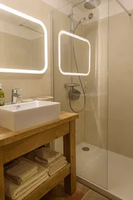 One minute walk from the port,  private pool and car park - Image 2