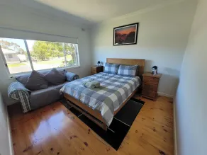 Family getaway with room to park the boat - Image 4