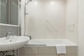 Beautiful 1-Bedroom Apt with Balcony nr Shepherd's Bush - Image 5
