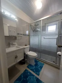 Romantic House with Spacious Hot Tub Spa, Family/Pet friendly and Free Parking - Image 2
