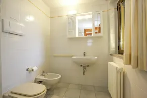 Boligenhed med ca. 1. 300 m² stor velplejet haveplot - Image 3