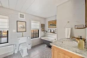 Maison rénovée avec accès à l'eau et équipée de commodités - Image 4