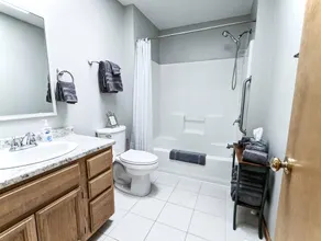 Super-Clean Large Rustic Cabin • Hot Tub • Sleeps 10 • Walk to JuneBug Venue - Image 4