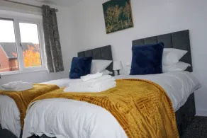 Biz & Fam Sleeps 7 Wigan w Parking Self-Check-in - Image 3