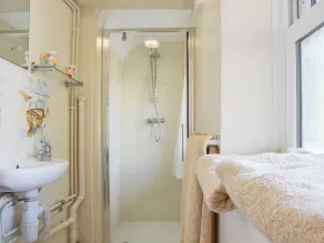 1 bedroom accommodation in Ventnor - Image 2