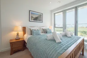 En fantastisk lejlighed på første sal inden for en prisvindende udvikling i Porth. - Image 4