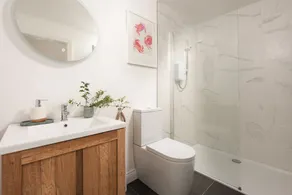 A beautiful apartment in Newlyn with two bedrooms and two bathrooms, just a short stroll from the ha - Image 2