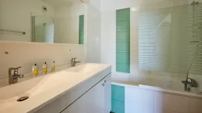 5km from the Beach! Charming central apartment - Image 4