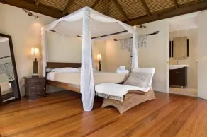 5 bedroom 5 bathroom, private poolside cabana bedroom, Beach 20meters - Image 3
