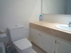 Semi-fritliggende hus med fantastisk havudsigt og fælles pool - Image 2