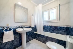 Chalet a pie Cala Forn con piscina - Image 2