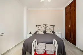 Stylish 2-bedroom apartment with private patio and WiFi in enjoyable Málaga - Image 4