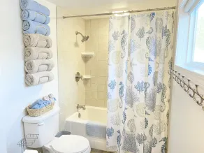 Beautiful cottage with lake access and bonus entertaining space! - Image 3