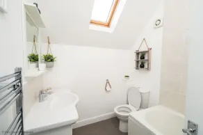 Stunning 2 bed holiday home by the sea with 5 person hot tub - Image 3
