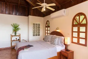 House in Tropical Eden Walking Distance to Beach - Image 5