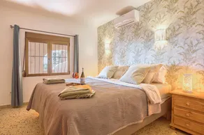 Villa \"Bodine\" with Sea View, Shared Pool & WiFi - Image 4