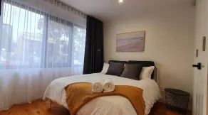 Near  new 3 bedroom residence - Image 5