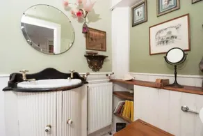 Central Apartment with parking, original art and antiques - Image 2