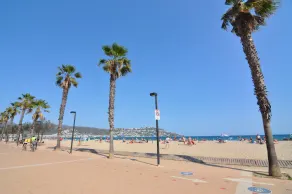 Charming Apartment in Roses: 2 Bedrooms, Sleeps 5, and Sea Views on the Beachfront. - Image 5