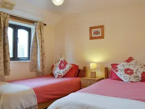 A pretty 2 bedroom barn conversion set within an equestrian centre. - Image 4