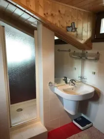 Spacious and bright attic room - Image 2