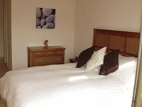 Apartamento ático de lujo con piscina comunitaria - Image 3