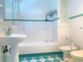 Bluebell - Walking distance to the beach, suitable for large families, and within minutes drive to a - Image 3