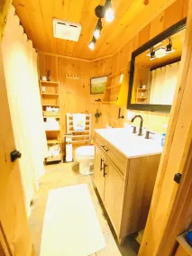 Charming and Modern Log Cabin  near the Ocean.  Level II EV Charging on site! - Image 3