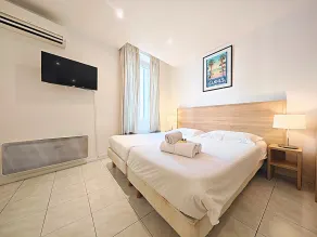 Central Studio with 2 Double Beds - Image 5