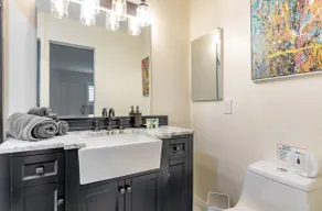 Fall Special! Luxurious, Modern Condo - Gym, Pool, Steps to Hermosa - Image 2
