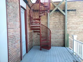 Magnifique bâtiment historique sur la promenade de la rivière Manistee - Image 2