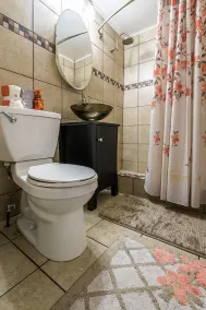 Quiet Suburban Home Minutes from Airport, Niagara Falls + all major attractions. - Image 2