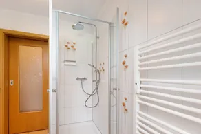 Moderno appartamento per vacanze con vista sul lago e balcone - Image 3