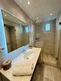 Seaview & Jacuzzi Villa Sea View - Image 2