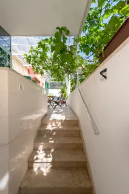 Luxury apartment positioned in a green oasis in the middle of the city - Image 2