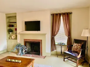 Roscoe Retreat in Heart of Historic Roscoe Village - Image 4