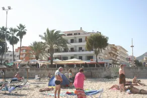 RIGO 2-C(left, 3 bedrooms): Directly on the beach, frontal sea view - Image 3